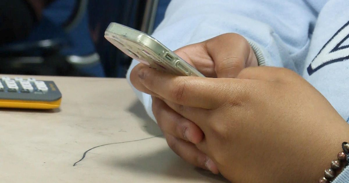 Students spend a third of their school day on their phones, without strong cellphone policy :: WRAL.com