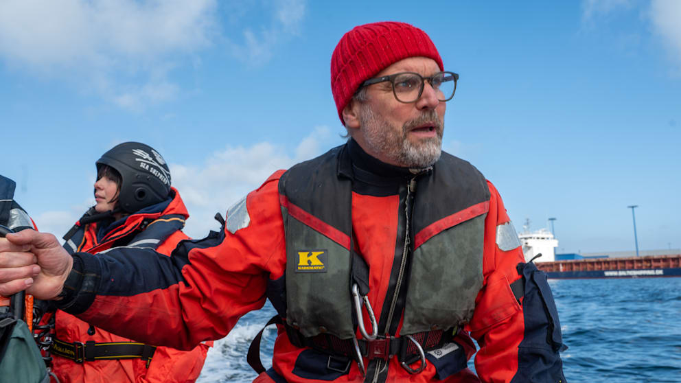 Greenpeace-Meeresbiologe Thilo Maack untersuchte am Morgen zusammen mit weiteren Experten den Wal