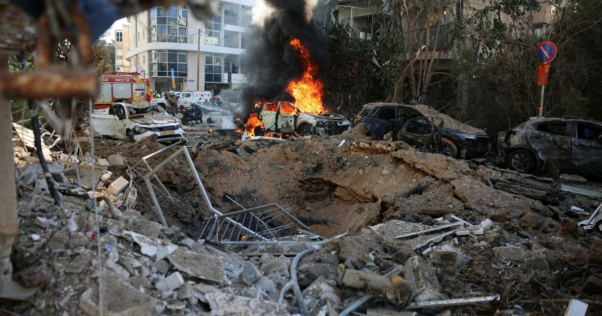 Iran Relaunches Hourly Missile Attacks at Israel After 11 Hours of Quiet; Hits in Tel Aviv, No Injuries - Haaretz