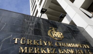 Turkish central bank halts cuts in face of geopolitical tensions
