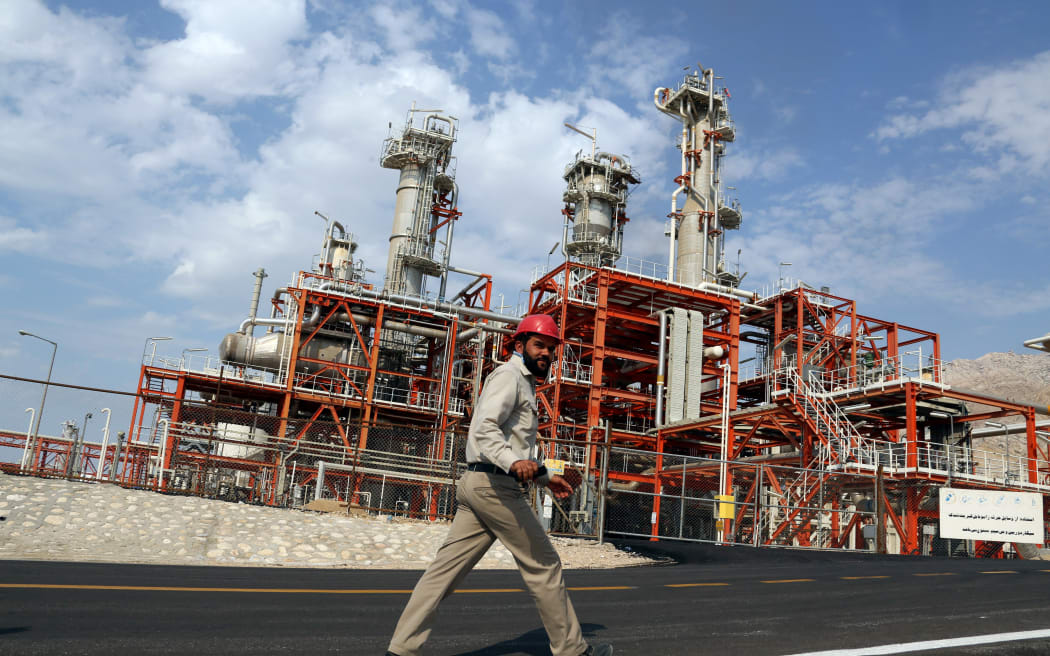 An Iranian employee walks at the phase 15-16 of the South Pars gas field facilities in the southern Iranian port town of Assaluyeh on the shore of the Gulf on November 19, 2015. AFP PHOTO / ATTA KENARE (Photo by Atta KENARE / AFP)