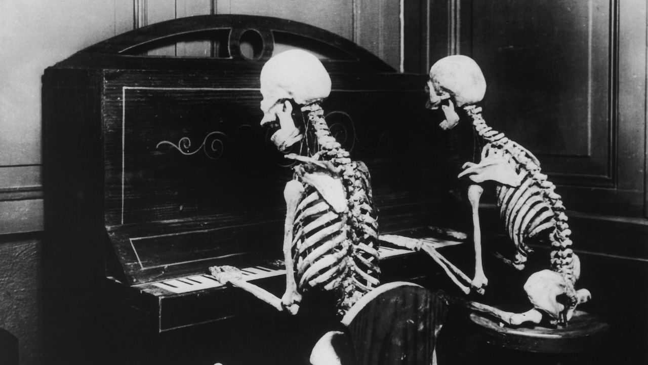 A pair of skeleton pianists play a macabre duet, circa 1950