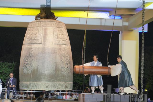 The Sacred Bell of Great King Seongdeok is struck at the Gyeongju National Museum. Courtesy of the National Museum of Korea