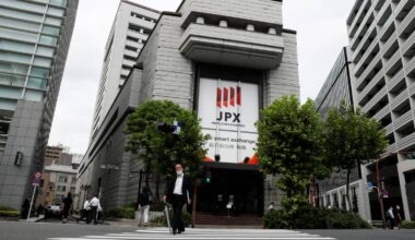 Stocks fall 5% after yen breaks ¥160 to the dollar over the weekend