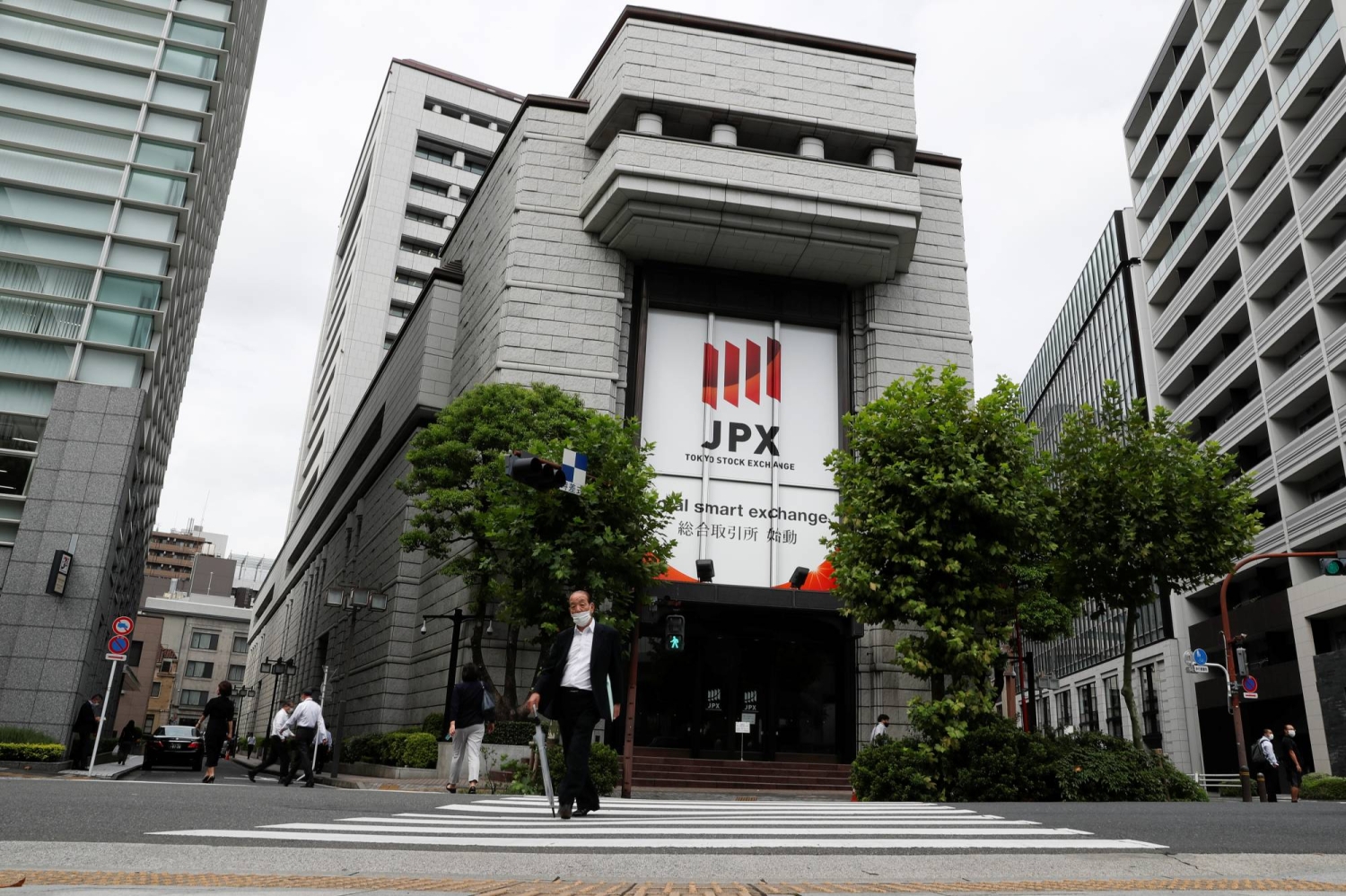 Stocks fall 5% after yen breaks ¥160 to the dollar over the weekend
