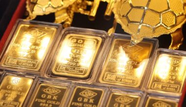 Gold Plunges 4% as Strong Dollar Undermines Safe-Haven Demand - 조선일보