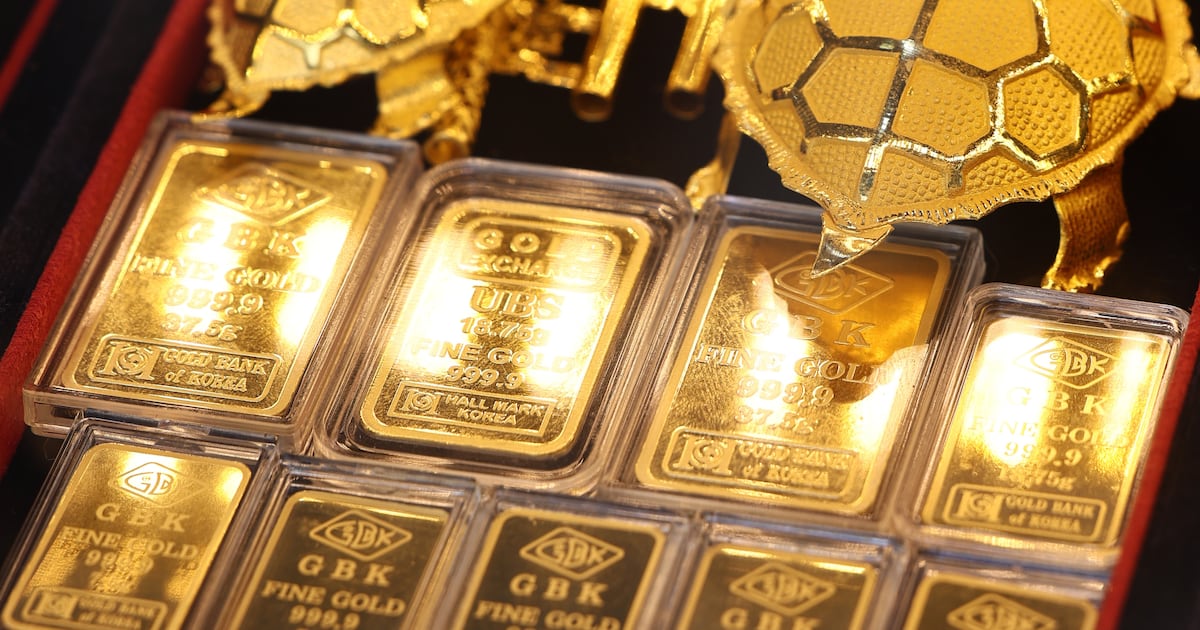 Gold Plunges 4% as Strong Dollar Undermines Safe-Haven Demand - 조선일보