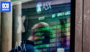 Markets live updates: ASX extends sell-off despite energy stocks rising on oil spike, Wall Street claws back as investors buy the dip
