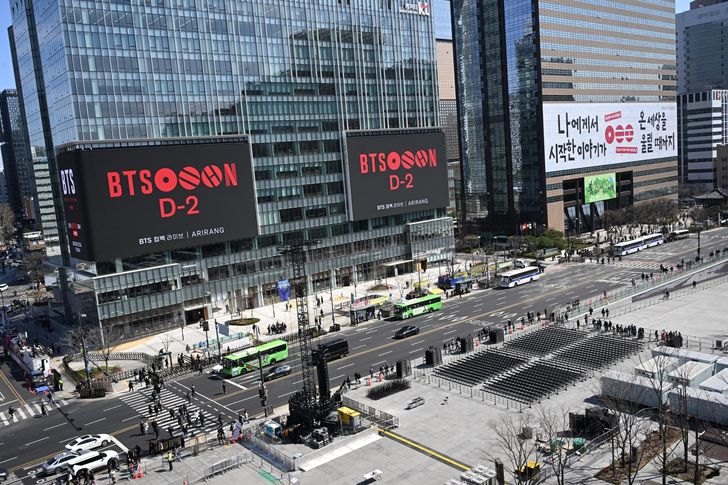 Signboards in front of Gwanghwamun Square display a countdown to K-pop group BTS' Saturday concert to be held at the square in central Seoul, Thursday. Korea Times photo by Shim Hyun-chul