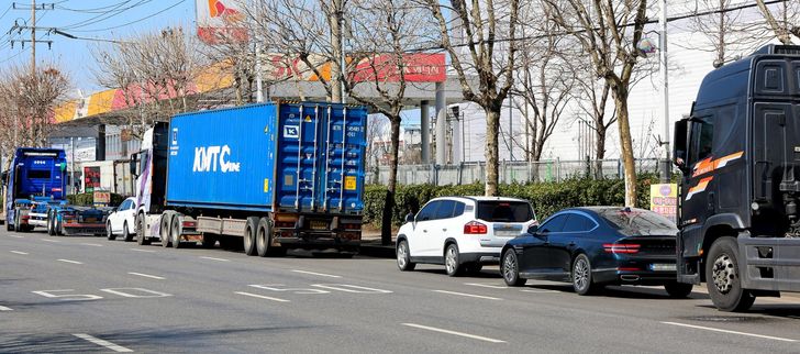 Vehicles are lined up at a gas station in Incheon, Saturday, in an apparent effort to find cheaper gas amid surging prices. Yonhap