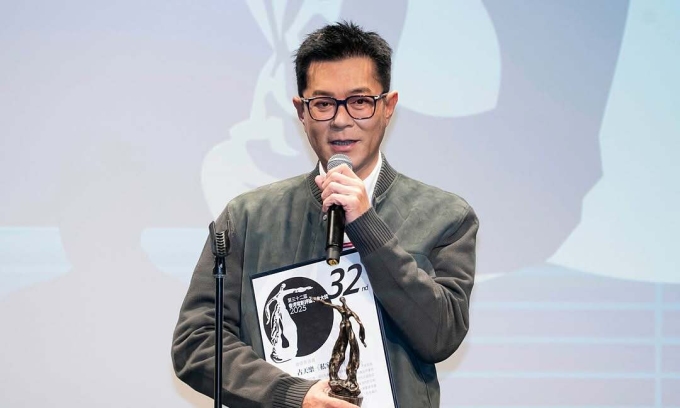 Fans demand action after Hong Kong actor Louis Koo allegedly targeted by laser at awards ceremony