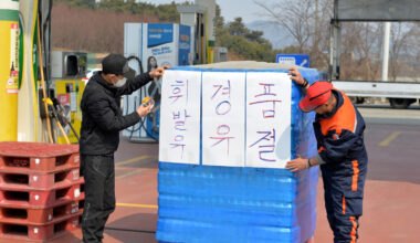 Employees post a notice announcing a fuel shortage at Sinhonam Gas Station, one of the country’s lowest-priced stations, in Nonsan, South Chungcheong, on March 11. [KIM SUNG-TAE]