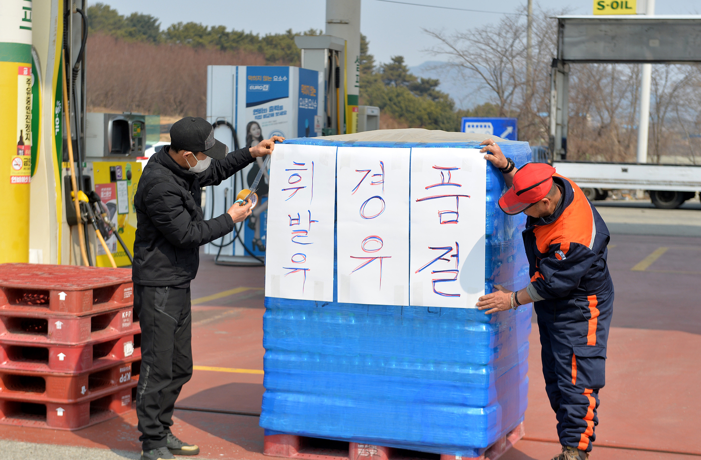 Employees post a notice announcing a fuel shortage at Sinhonam Gas Station, one of the country’s lowest-priced stations, in Nonsan, South Chungcheong, on March 11. [KIM SUNG-TAE]