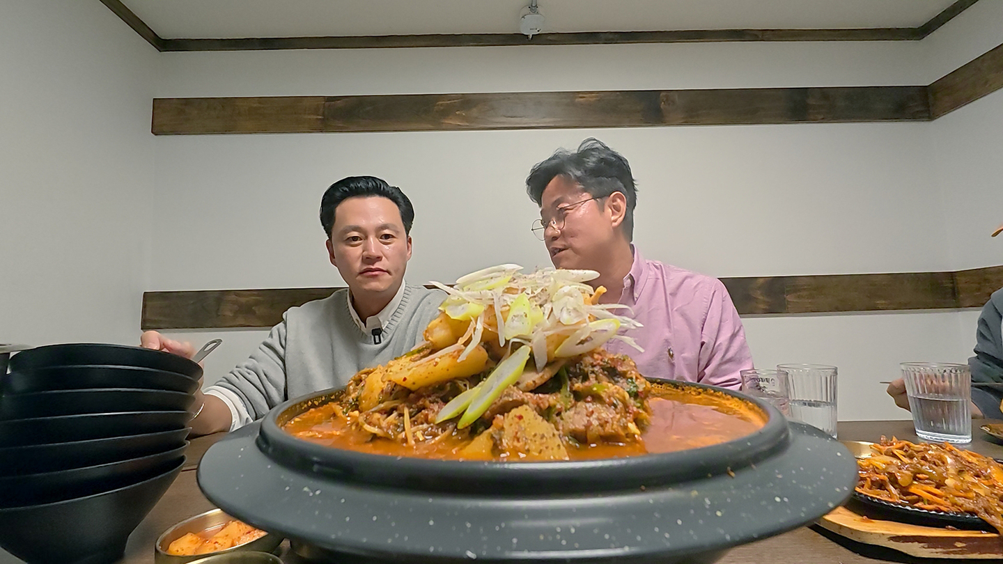 A still from Netflix's reality show "Ready or Not: Texas," featuring Korean gamjatang, or pork back-bone stew [NETFLIX]