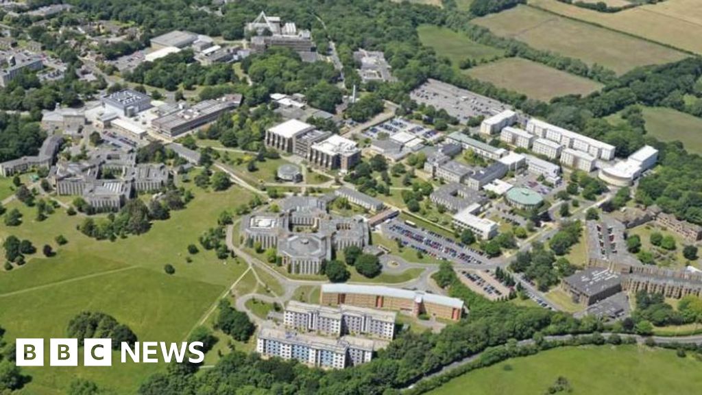 Two students die in university meningitis outbreak - BBC