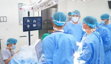 Hanoi hospital uses robot for knee replacement, enabling patients to walk within 24 hours
