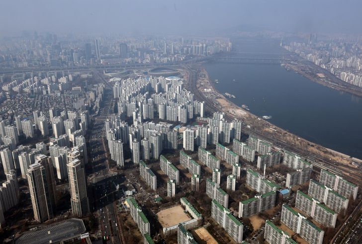 Apartment complexes are seen from Lotte Tower in Seoul's Songpa District, March. 17. Yonhap