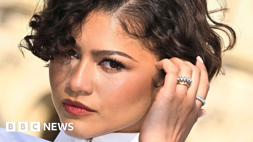 Zendaya's ring and Stella McCartney's horses - the sights and trends at Paris Fashion Week - BBC