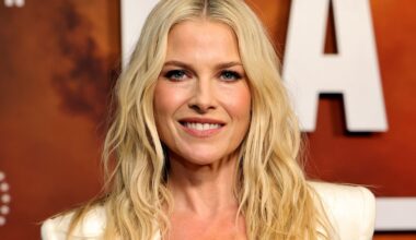 Ali Larter shows off abs in tiny bikini during milestone birthday getaway