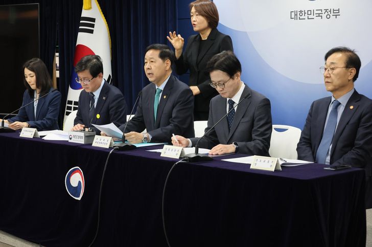 Finance Minister Koo Yun-cheol, center, speaks during a joint briefing by relevant ministries on emergency economic response measures to the Middle East conflict at Government Complex Seoul, Thursday. Yonhap 