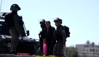 Israeli forces remove worshippers from a mosque in Jerusalem, bar evening prayers – Middle East Monitor