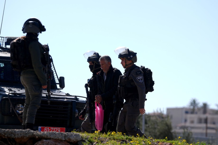 Israeli forces remove worshippers from a mosque in Jerusalem, bar evening prayers – Middle East Monitor