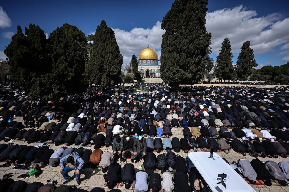 Despite tight Israeli restrictions, about 100,000 Palestinians pray at Al-Aqsa for 2nd Friday of Ramadan – Middle East Monitor