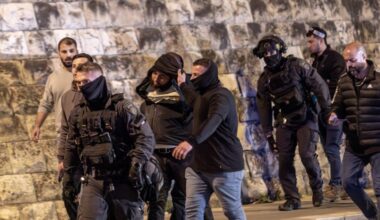 Israeli forces prevent worshippers from performing Tarawih prayers in Jerusalem neighbourhoods – Middle East Monitor