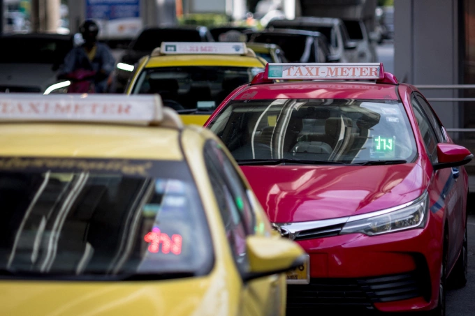 A row of taxis wait for passengers on a street in Bangkok on November 10, 2022. Photo by AFP