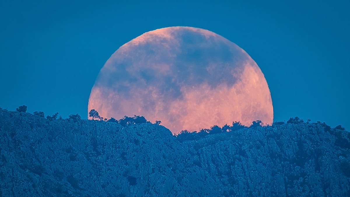 8 night sky events to see in April, from a planet parade to a full pink moon