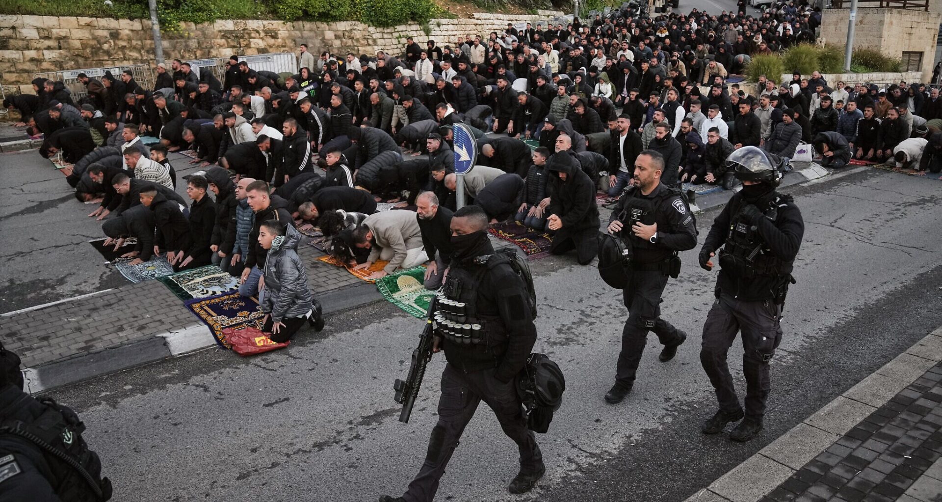 Cops forcefully clear Eid prayers outside Jerusalem's Old City amid Iran war closure