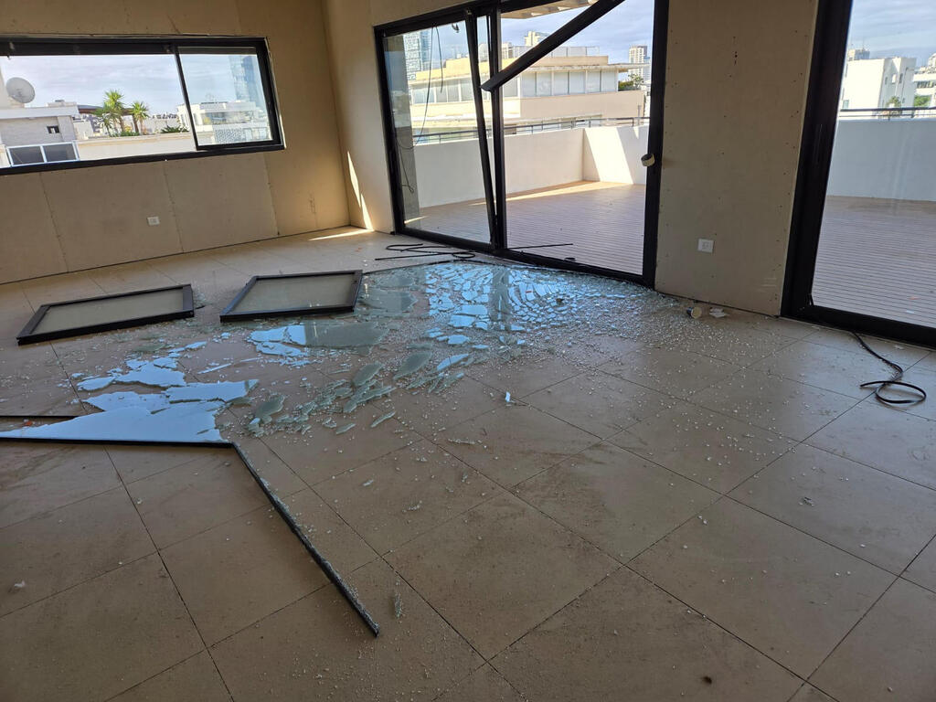 פגיעת הטיל בדירות בבניין ברחוב ביל"ו בתל אביב