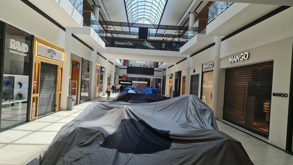 A shuttered shopping mall amid Iran war (Photo: Assaf Levy) קניון סגור