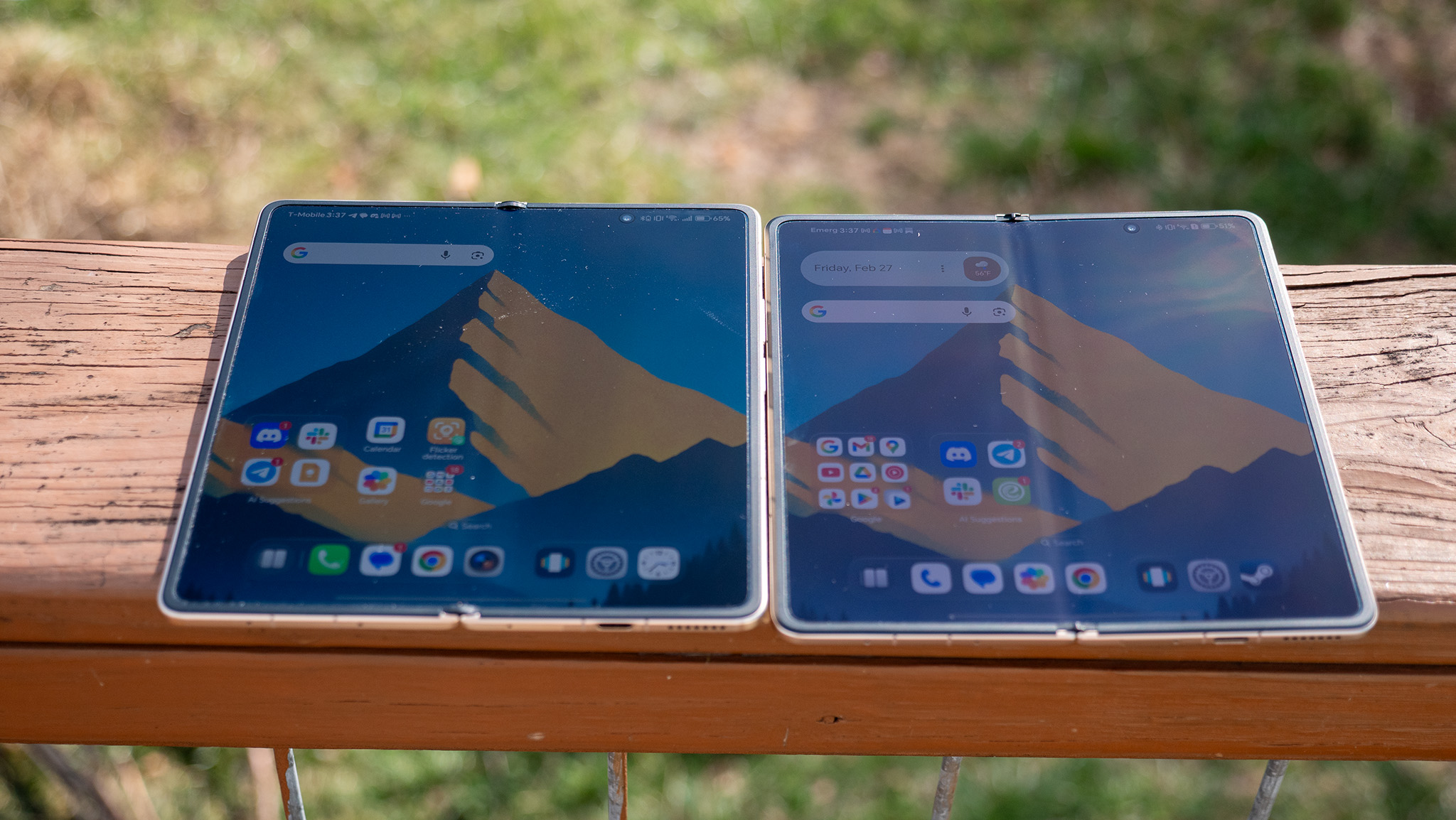 Comparing the reflectivity of the displays of the Honor Magic V6 (left) to the Honor Magic V5 (right)