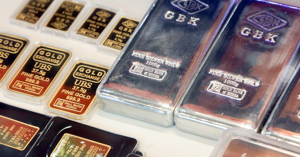 Gold Prices Fall Despite War as Investors Sell Safe Assets - 조선일보