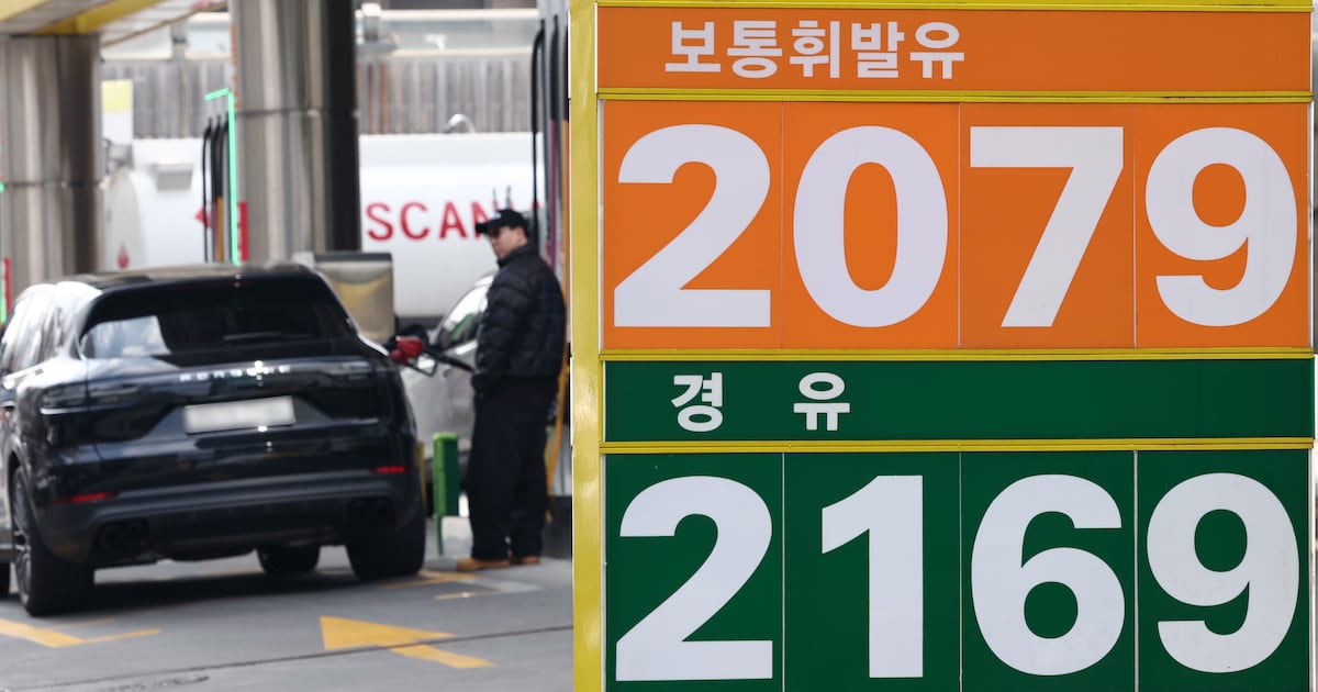 Fuel Price Surge Drives Rush to Cheap Gas Stations - 조선일보