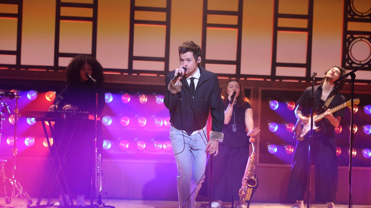 Watch Harry Styles Bring “Dance No More” and “Coming Up Roses” to SNL