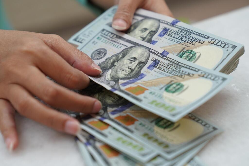 Cash. (Photo: Dimas Ardian/Bloomberg) דולר דולרים כסף מזומן