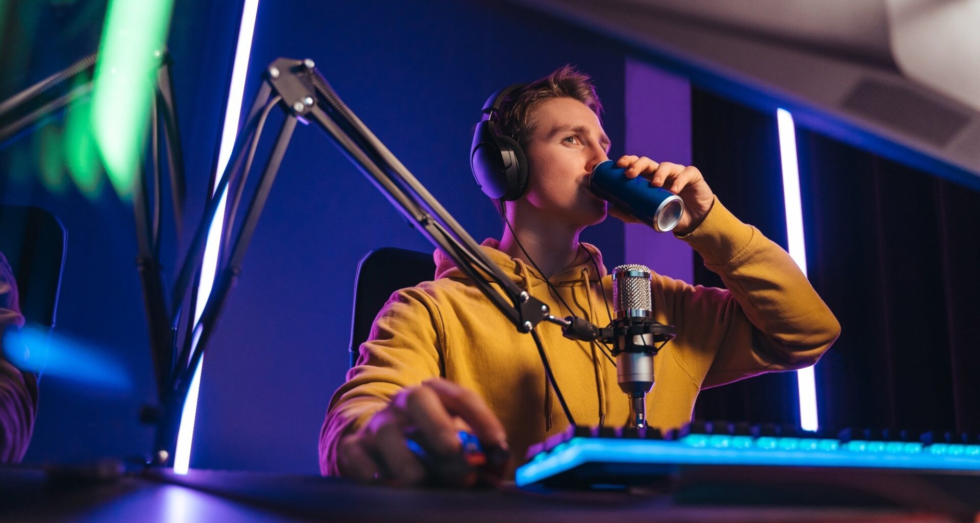 Professional cyber sportsman drinking out of can to wake up and concentrate on computer game.