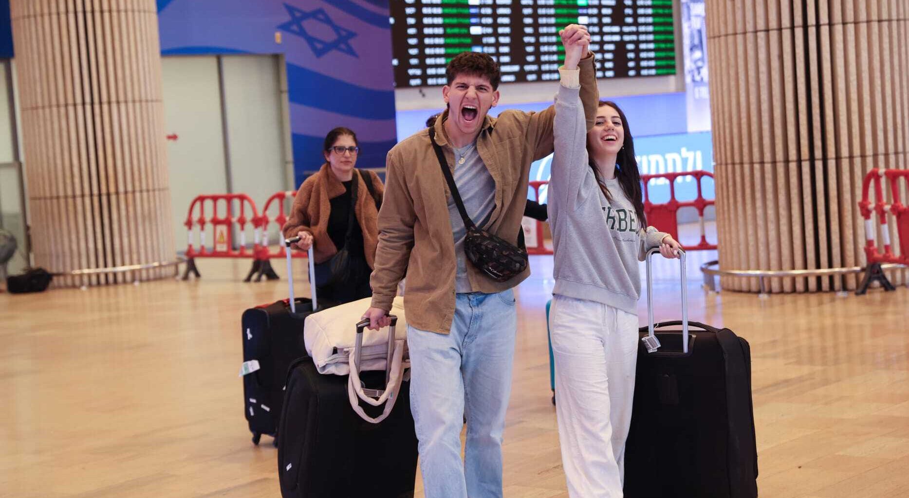 First repatriation flights land in Israel, outbound travel to start Sunday