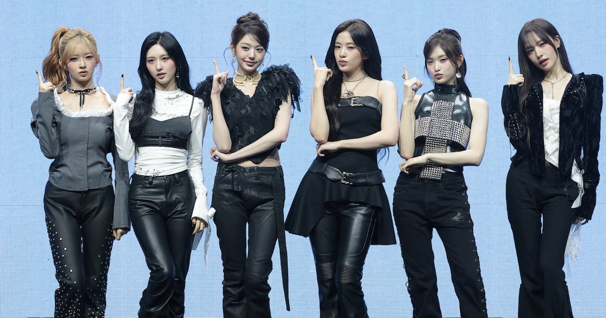 IVE Secures First Music Show Win with 'BLACKHOLE' - 조선일보