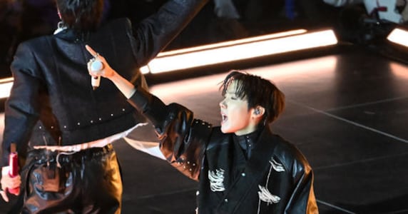 [Photo] BTS J-Hope jumps energetically - CHOSUNBIZ - Chosunbiz
