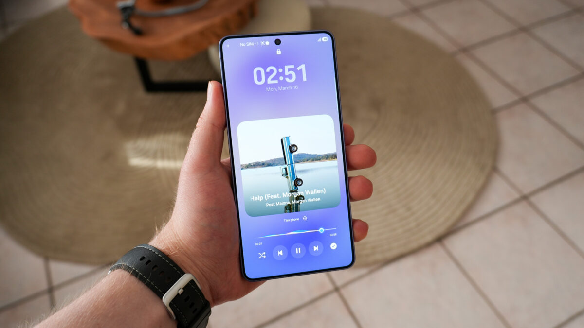 One UI 9 spruces up the lock screen media player widget