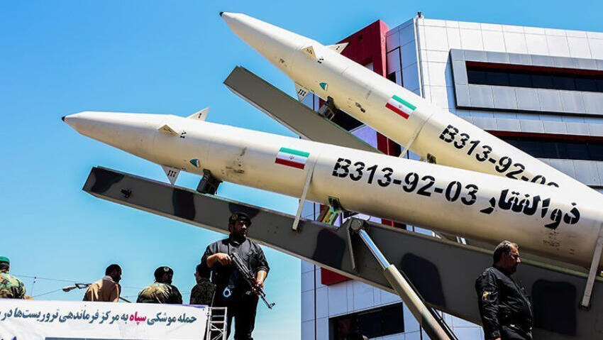 Zolfaghar short-range missiles powered by solid fuel displayed at an Iranian military parade in 2017 (Photo: Tasnim News Agency) מגוון רחב של טילים. טילי זולפיקאר לטווח קצר המונעים בדלק מוצק, מוצגים במצעד צבאי איראני ב-2017