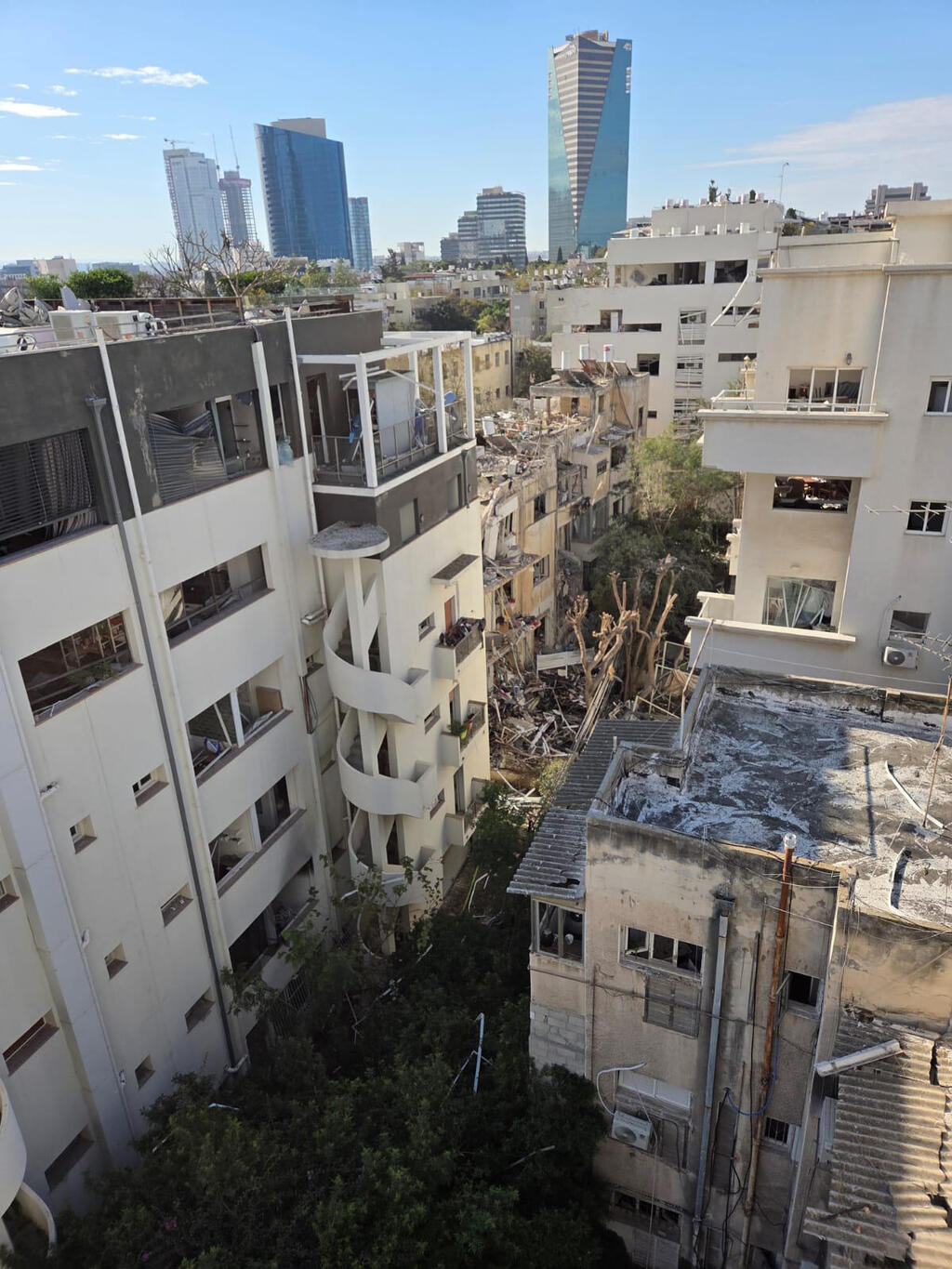 פגיעת הטיל בדירות בבניין ברחוב ביל"ו בתל אביב