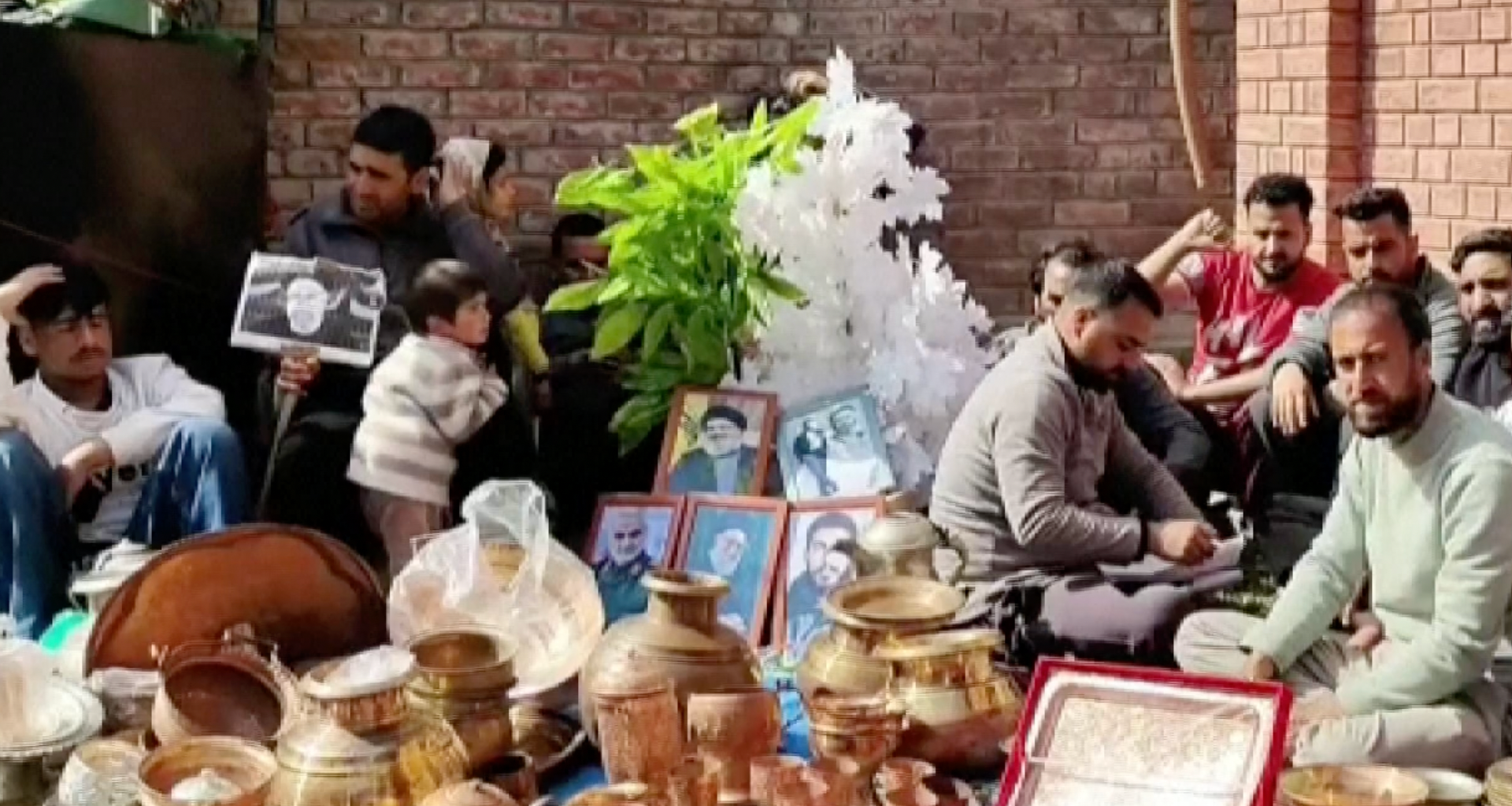 Kashmiris donate gold and cash to support Iran | US-Israel war on Iran