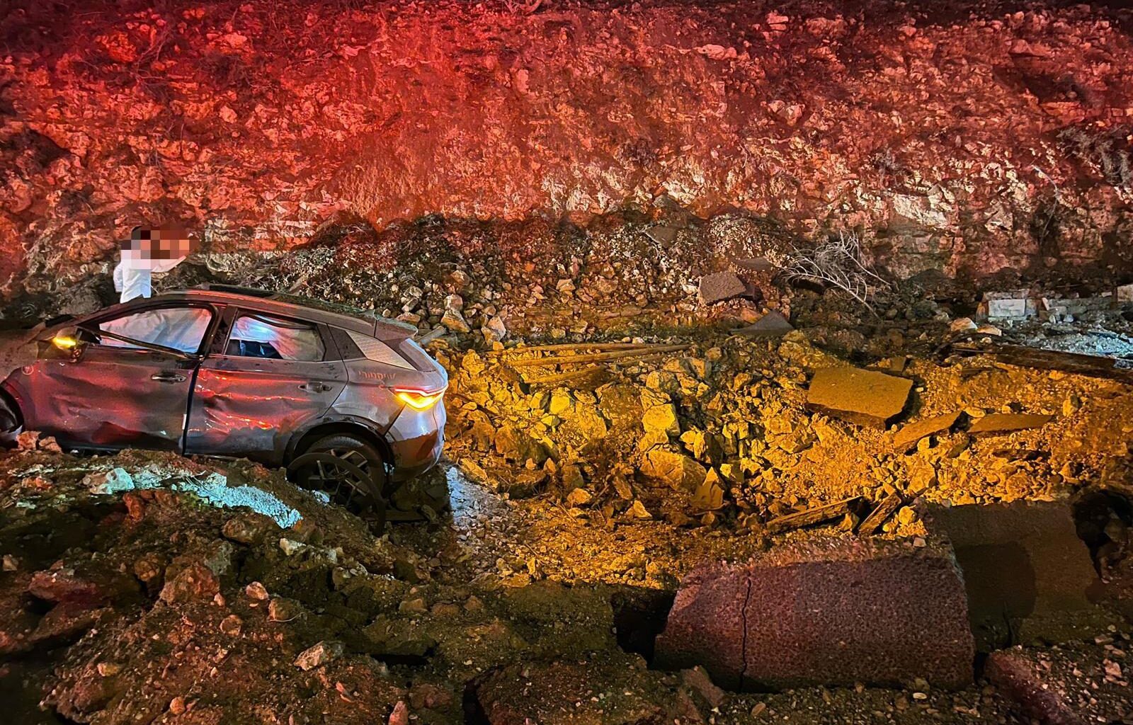 Three wounded in Iranian missile strike on highway outside Jerusalem