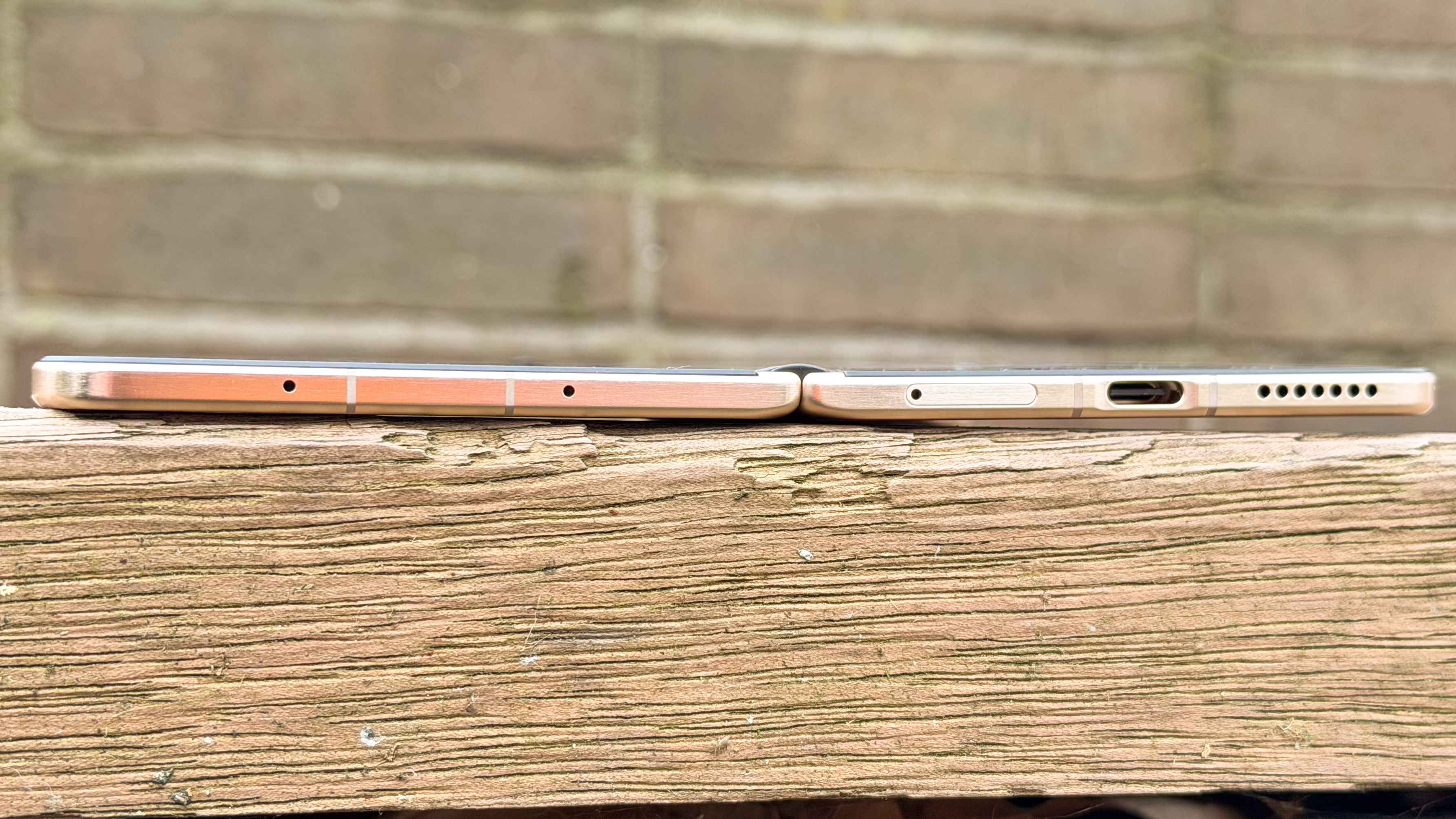 Honor Magic V6 unfolded edge