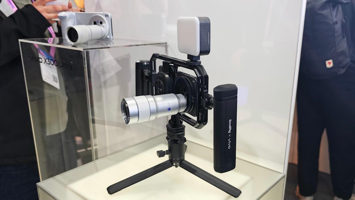 Vivo's X300 Ultra goes global and gets a huge 400mm Zeiss telephoto lens