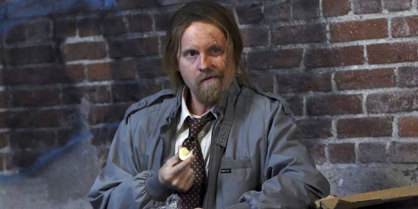 Rickety Cricket standing outside in an alley in It's Always Sunny